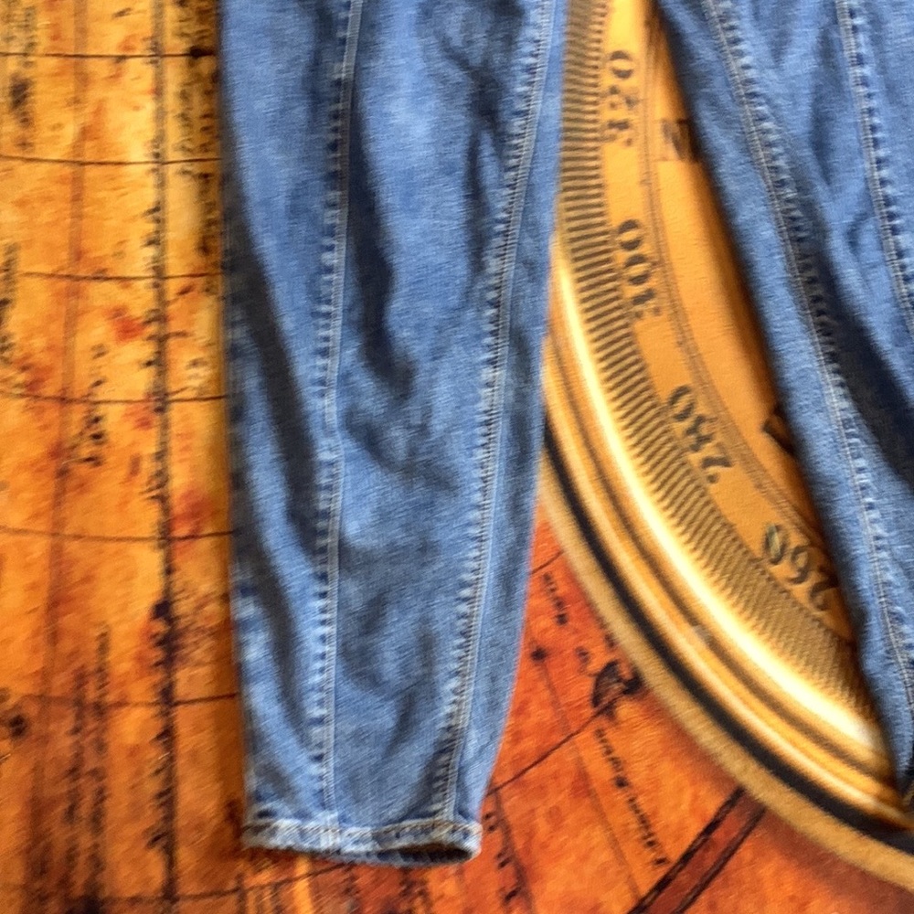American Eagle Outfitters Retro High Rise Medium Washed Relaxed Mom Jeans - Picture 4 of 8